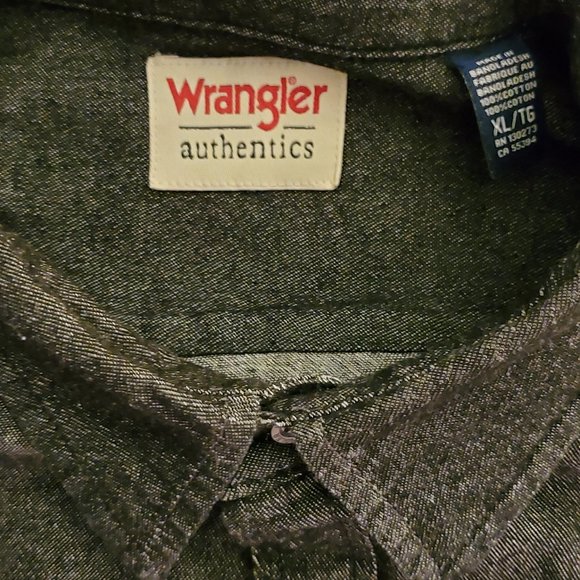 Like New Wranglers Men's Denim Shirt - Picture 4 of 4
